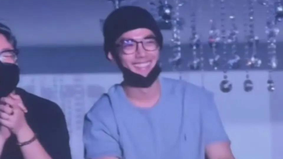 肖战带爸妈看李健演唱会，纯素颜有点黑，一口大白牙很是惹眼！
