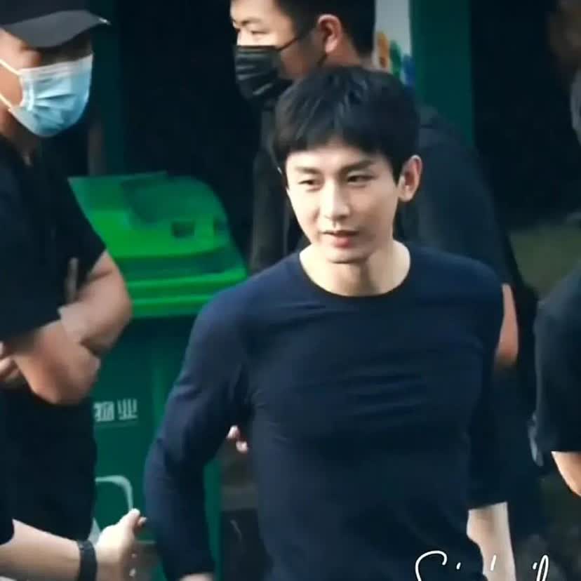 成毅为啥很少演现代剧？古偶一部接一部的拍，和白鹿一样