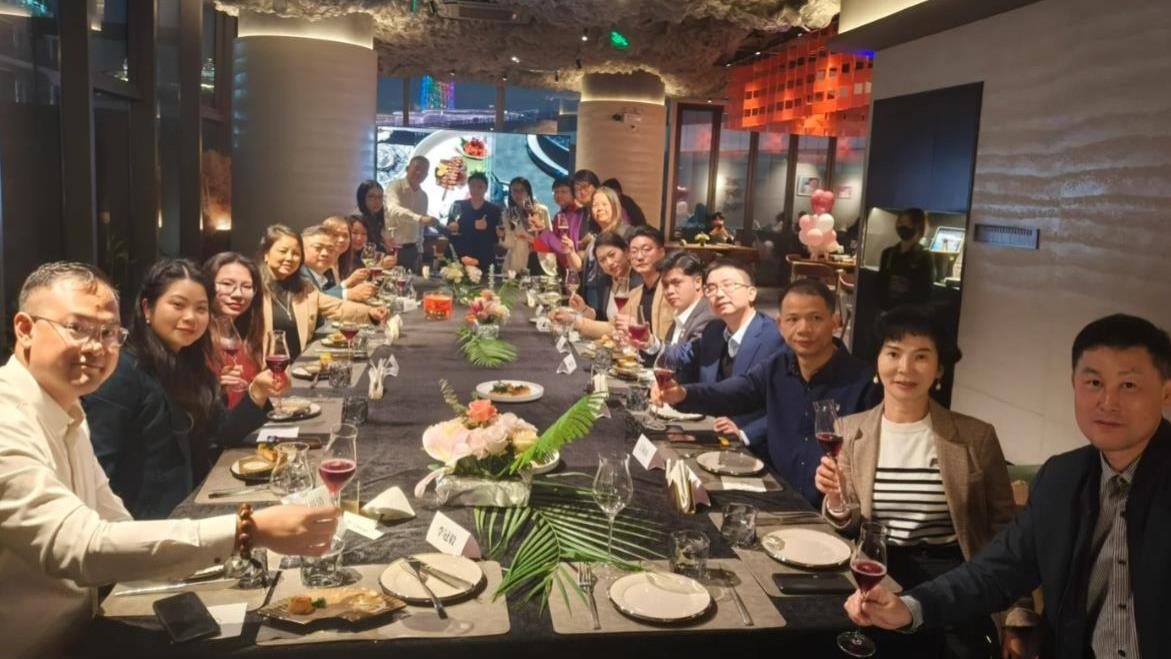 同学聚会穿工装被讥笑，我不动声色说了一句话，全场瞬间安静了