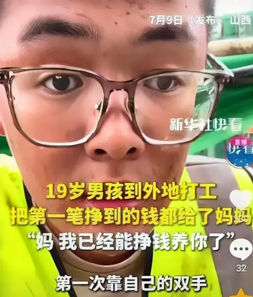 7月9日，陕西，一名女子正在院子里洗衣服，一个男孩骑着电车进来了。男孩走到女子跟