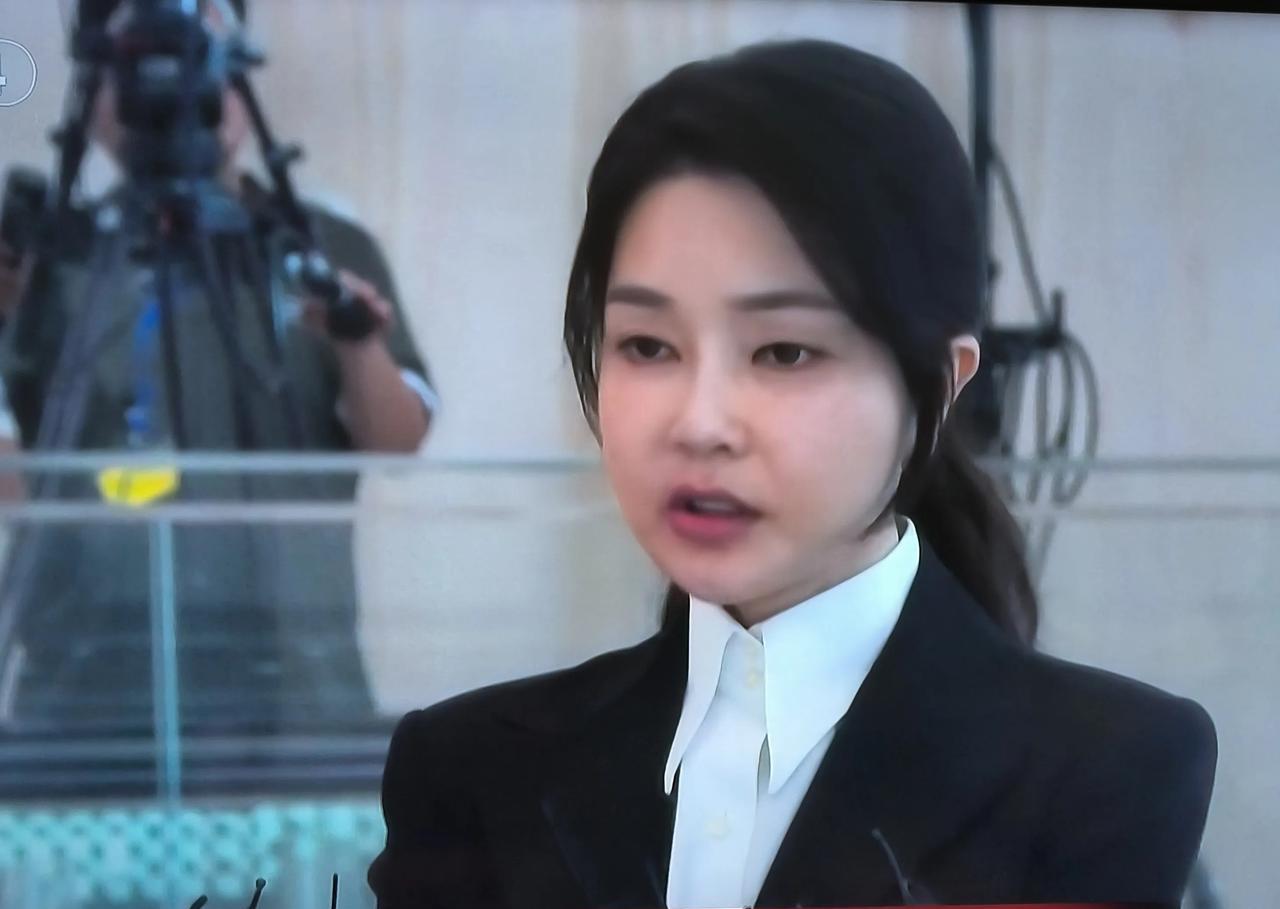 尹锡悦的三个第一
1.韩国第一个在位期间被拘捕的总统。22年3月当选，25年4月