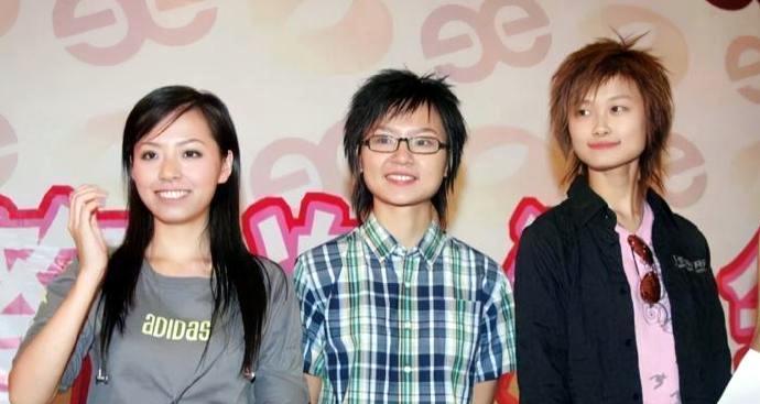 这是2005年风靡全国的超级女声的冠亚季军。冠军为21岁的李宇春，亚军是20岁的