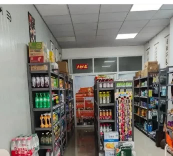 楼下小超市，八年，攒了点小钱。
房东突然要涨房租，一年一万五变两万四。
他老