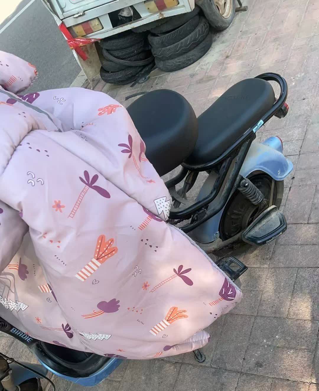 今天下楼打算推车子去充电的时候，才发觉车子的后胎瘪了。由于担心耽误中午接孩子放学
