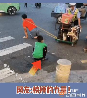 榜样的力量！马路边，一名之前交警搀扶残疾人士过马路，一旁的小男孩看到后，主动上前