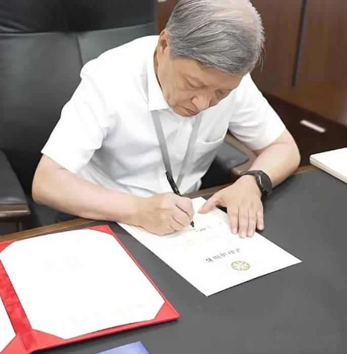 估计这是国内唯一，一所老师比学生还多的大学！
虽然福耀科技大学只是个三本，首届只
