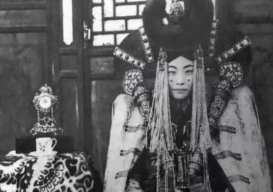 1938年，斯大林下令处决了外蒙古的末代皇后，在执行死刑前，皇后格嫩皮勒展现出与