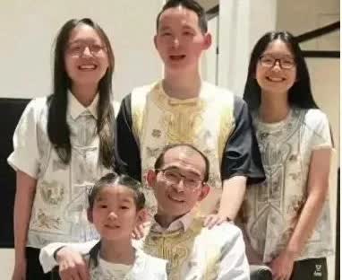 谢岳隐瞒离婚的事实，不让前妻出现在镜头里，真正的原因是谢岳从来没有原谅前妻把儿子
