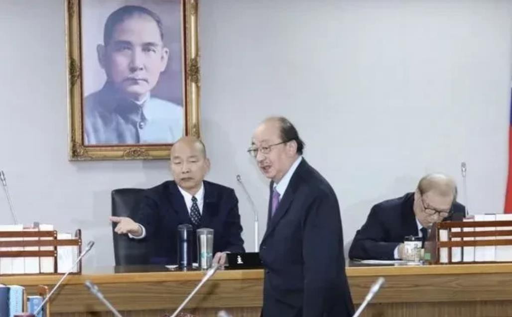 韩国瑜强势制止柯建铭霸麦　宣布卓荣泰11日立院专报

立院长韩国瑜今（8日）召集