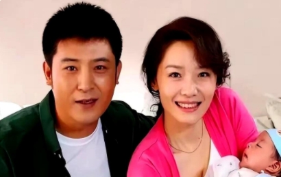在这张合影里，左边是多次登上央视春晚的小品演员孙涛，他长相帅气，浑身散发着阳光气