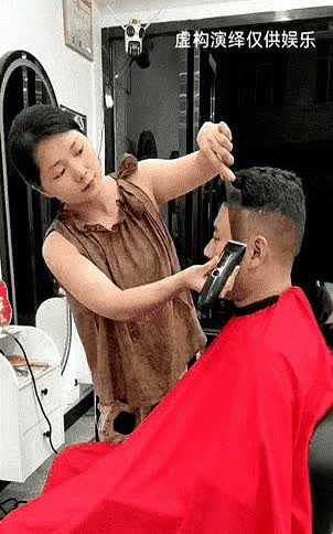 男子剪头发刚剪到一半，家里突然打电话催他回去。

他急吼吼跨上摩托车就要走，