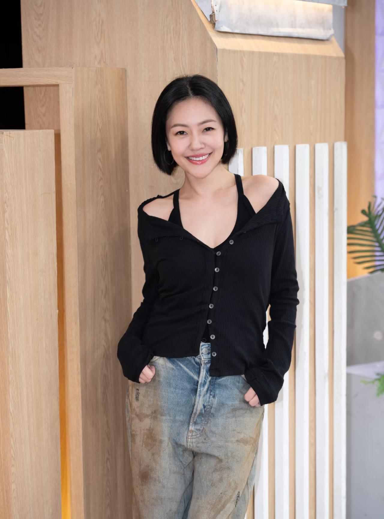我猜测，
小s这次露面是有预谋的，
应该不只是单纯的参加女儿画展，更是为了复出试