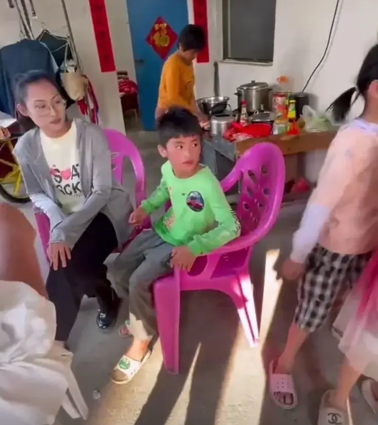 赤岭小孩哥回家了，学校女老师赶到小孩哥家中家访，万万没想到，天不怕地不怕的小孩哥