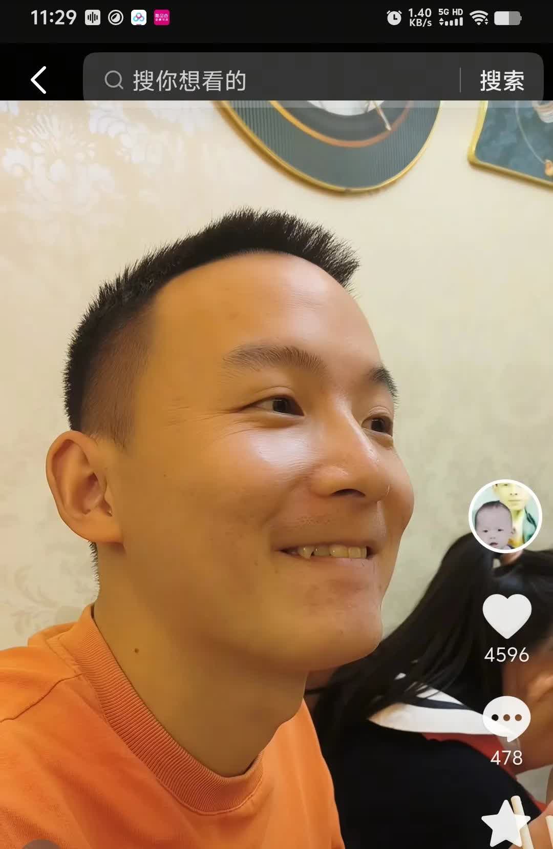 谢浩楠的小虎牙和二妹妹，小虎牙位置长得一模一样，老谢说光凭这颗牙，我就知道他是我