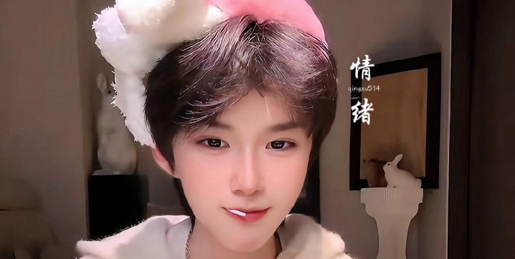 百万粉网红何秋亊陷抄袭丑闻，原创者怒斥：复制粘贴的流量，烫手吗？
“原创已死？”