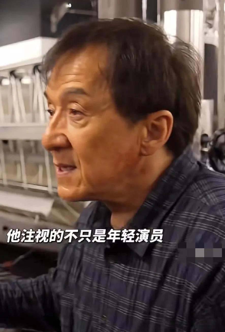 忽然觉得成龙真的老了，71岁的他坐在那儿，静静地看着年轻演员拍打戏，在他的眼神与