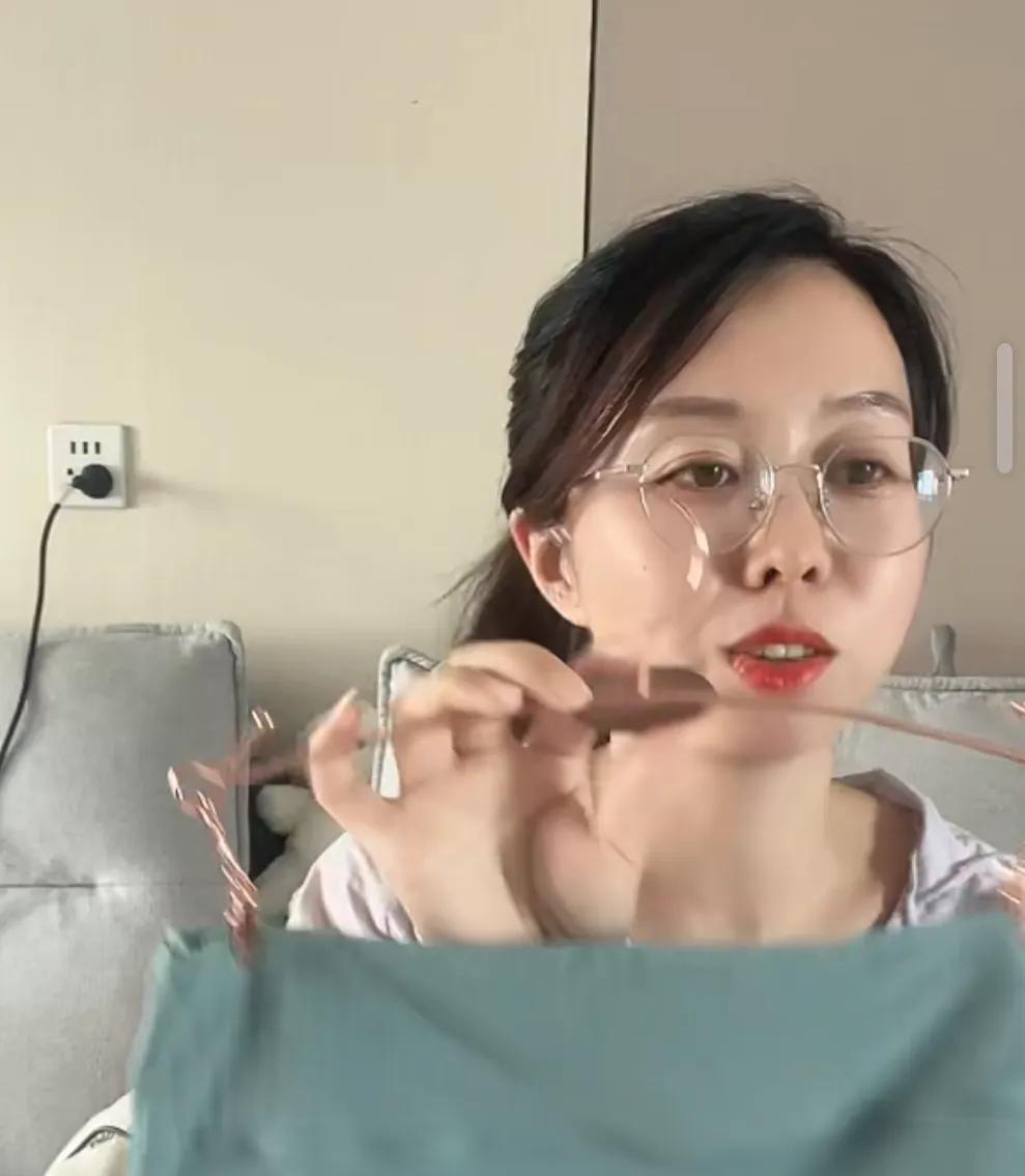 田静今天说，威威是我们家的一家之主，不需要给什么面子！
田静今天直播谈到了，总是