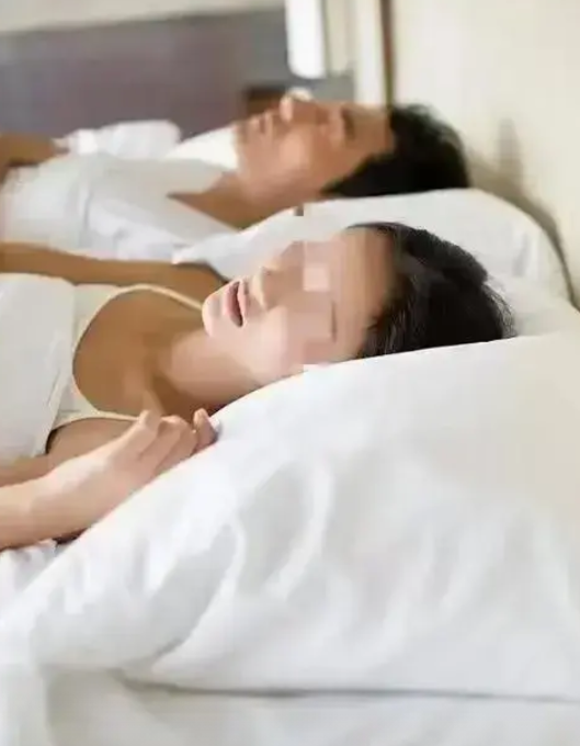 浙江杭州，40岁男子同学聚会上遇见高中女神，女子是一名女校长，两人趁着暑假，组团