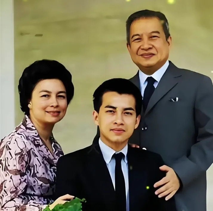 西哈努克：六妻五散，只留一个最爱











---







