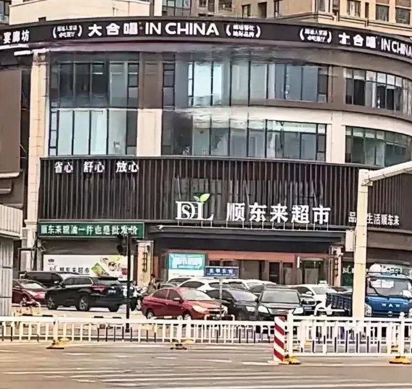 “胖东来”这三个字像触犯了天条一样，各路模仿者层出不穷，可谓是煞费苦心！
对于所