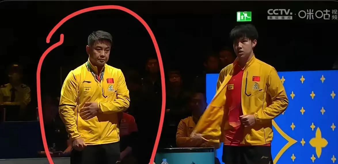 看王皓指导的状态不是很好，是不是身体不舒服，出发时的脸色就不好看，做主教练压力大