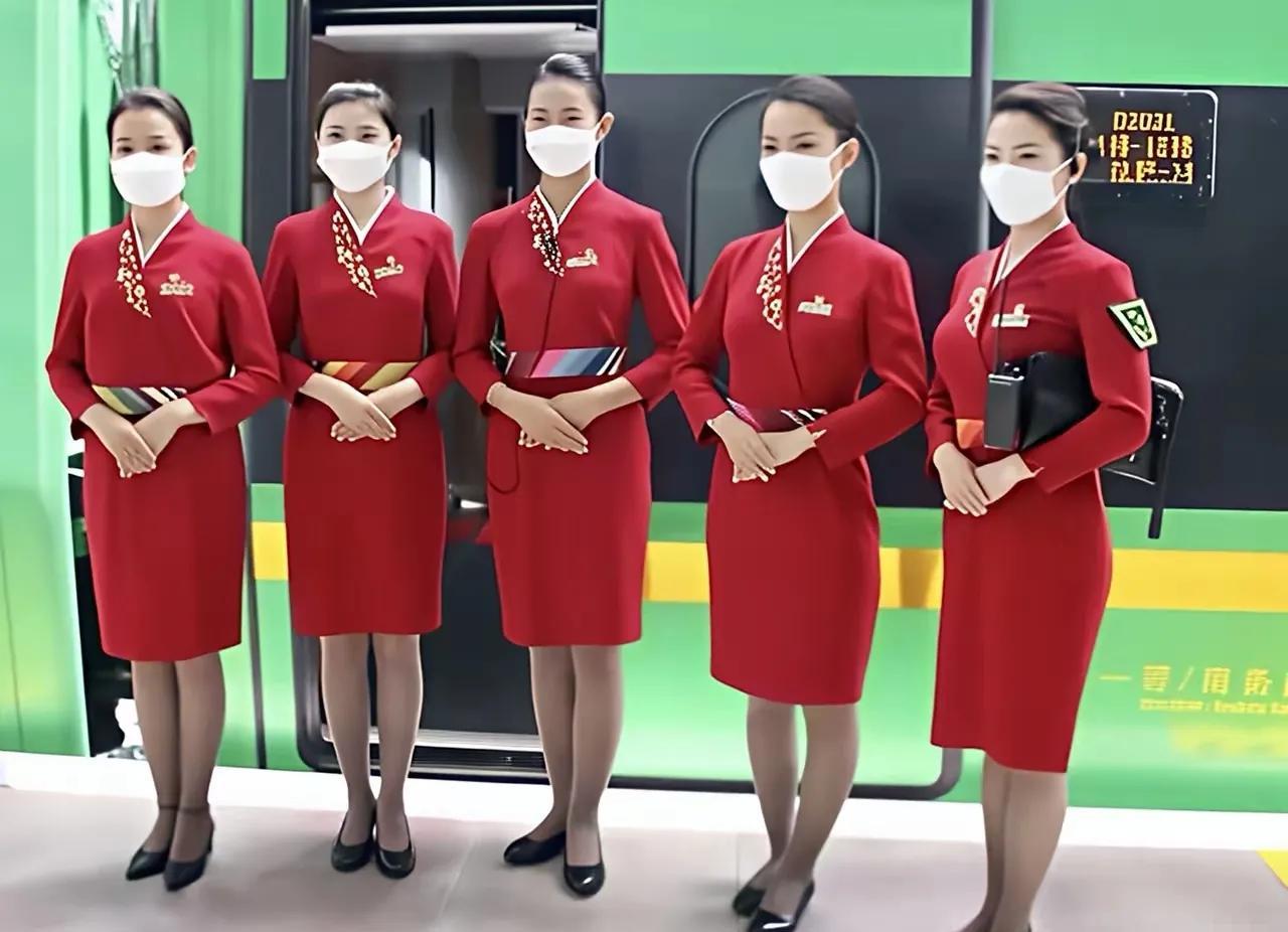 现在高铁乘务员和空姐有一比：服装不相上下，长相不相上下，服务音容不相上下。坐一回