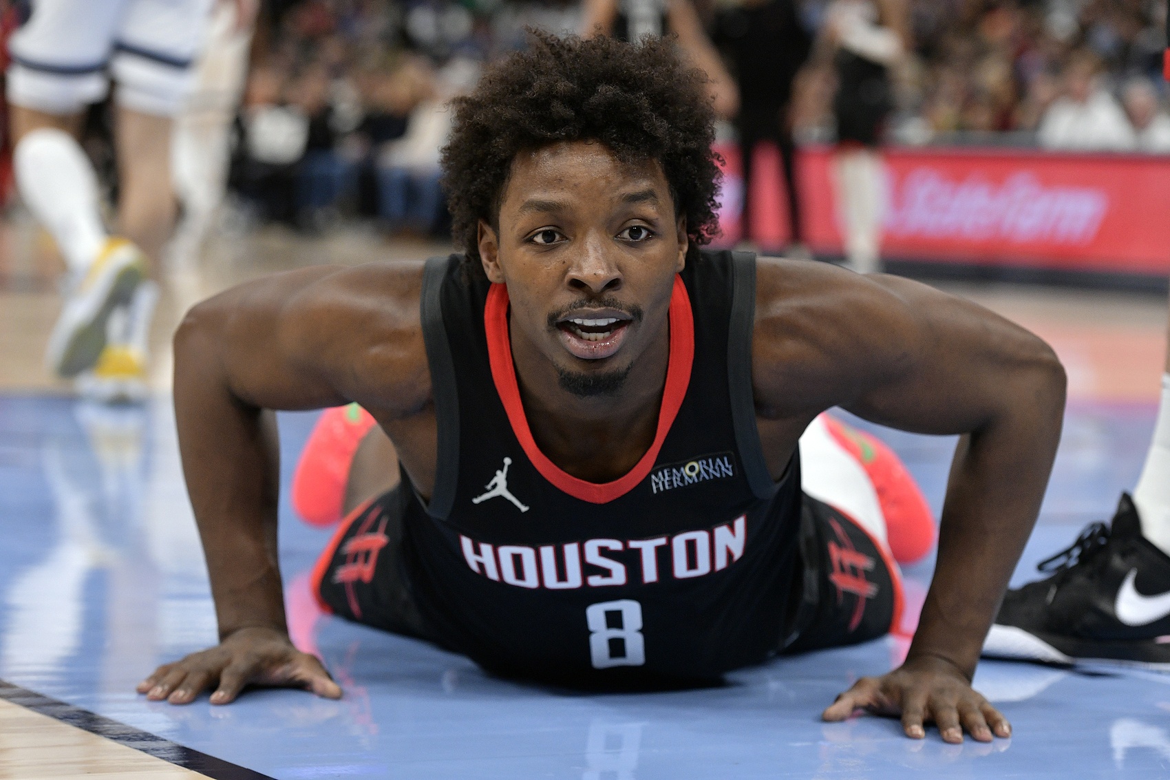 现在火箭队当中缺少那种可以串联进攻、梳理进攻的持球点。范弗里特不在，阿门·汤普森