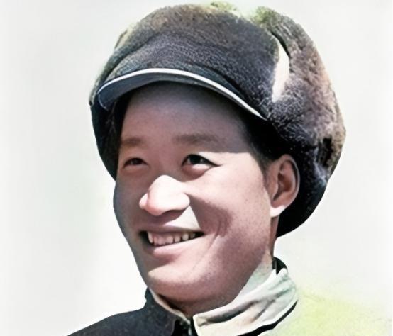 1964年，毛主席得知奇袭白虎团的英雄排长从朝鲜战场归来已1年，却依然只是副连长