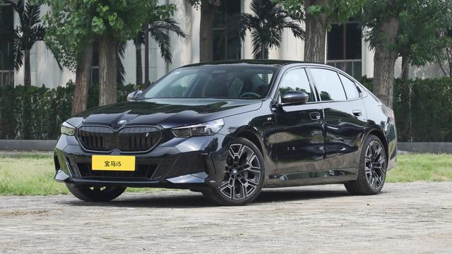 2025款（改款）宝马i5上市，最高纯电续航713公里，43.99万元起售