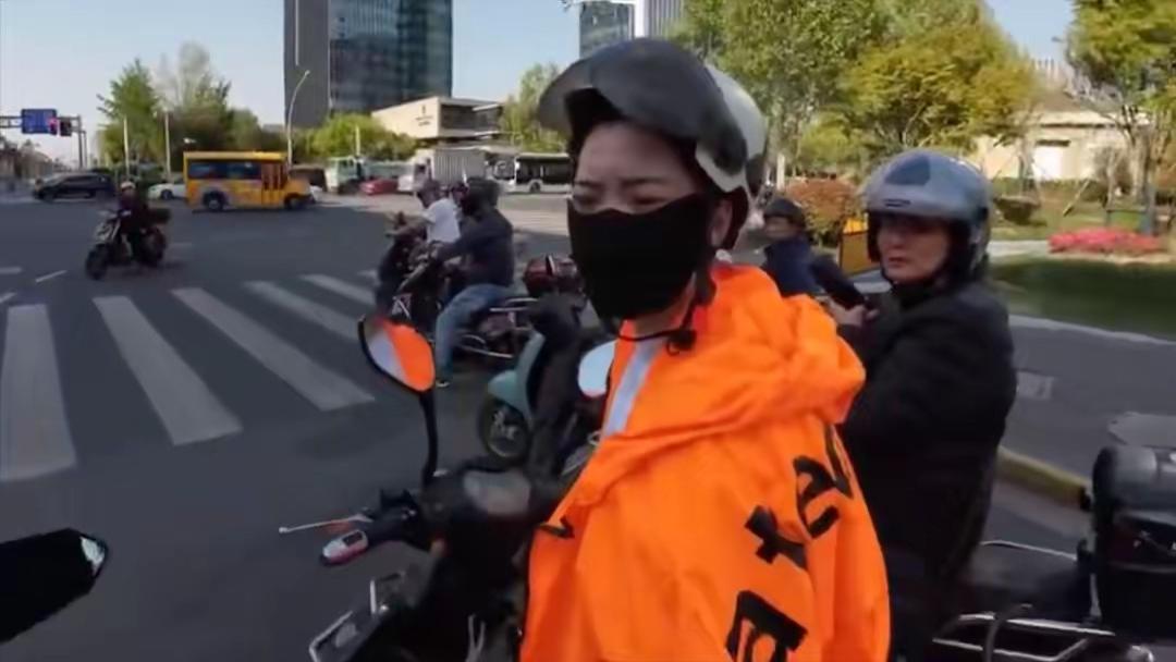 太暴躁了！男子嫌女骑士挡路，追上去一顿狂喷，踹车并扇人耳光