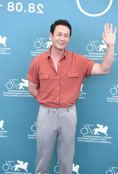 张颂文，一直默默无闻，到了47岁的年纪，饰演《狂飙》中的一个反派人物一一黑老大张