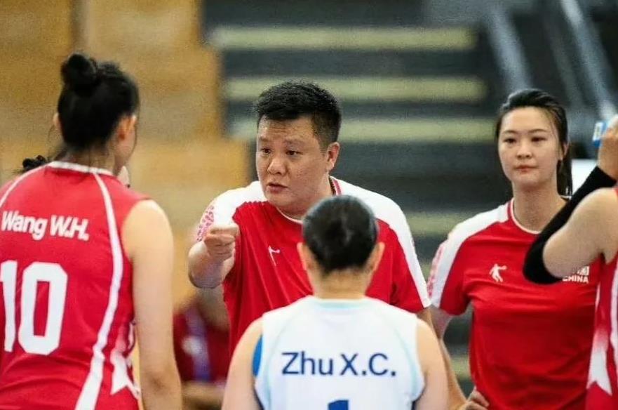 王之腾应将上海女排帅位让给张磊。大运会中国队0-3德国，王之腾坚持让王艺竹主接六