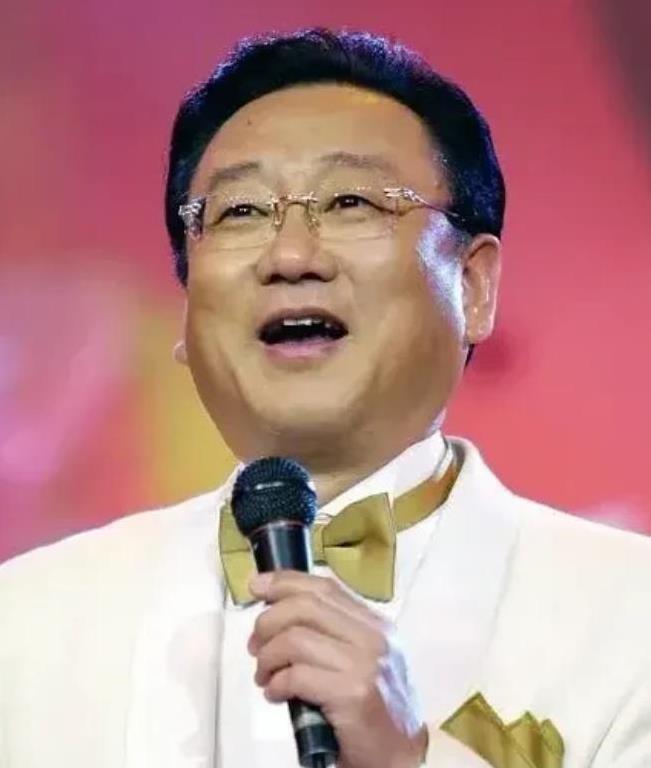 2015年春晚后台，岳云鹏偶遇蒋大为，主动上前打招呼，却没想到蒋大为皱着眉头当面
