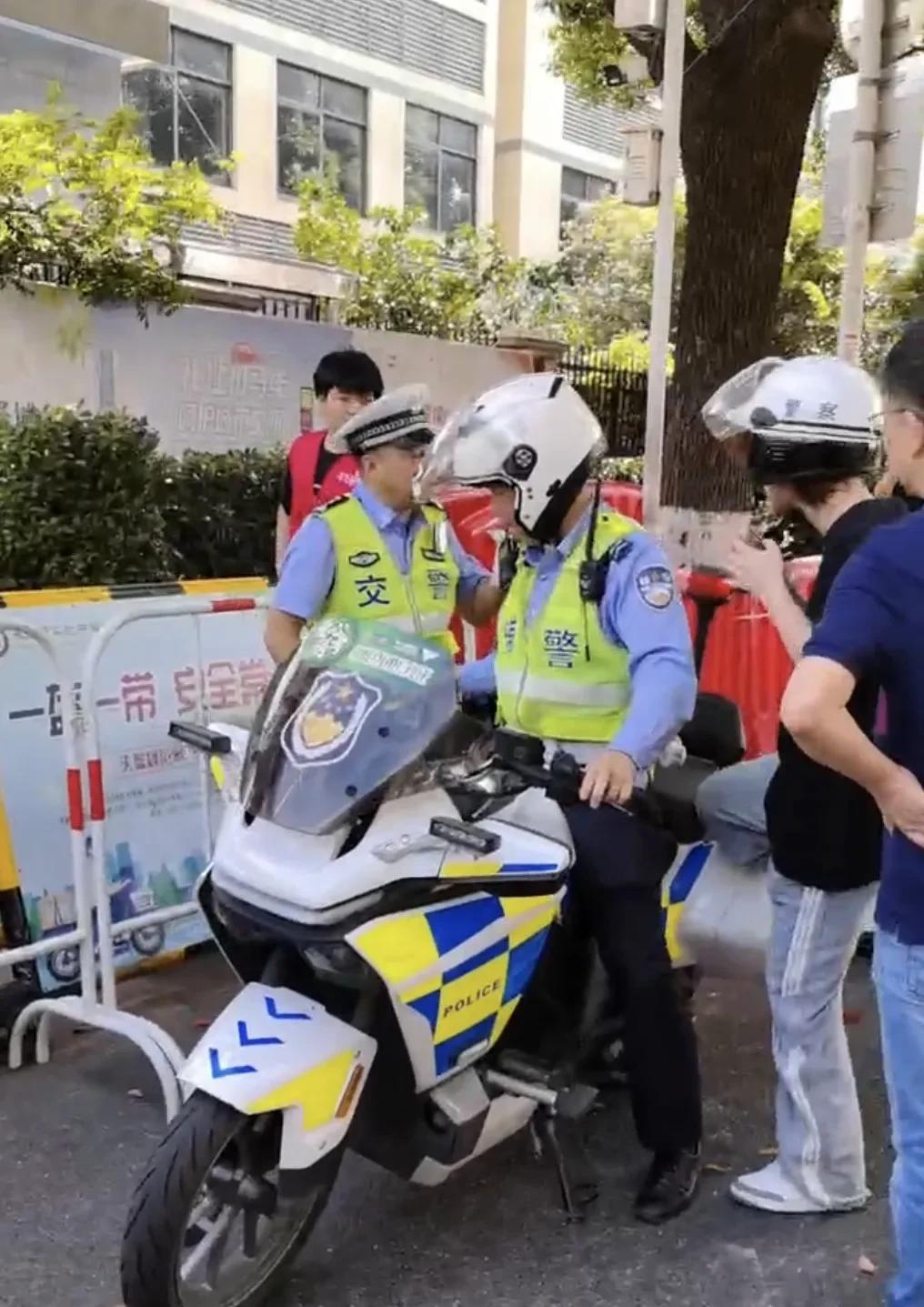 每年高考，都会有些考生不是忘了准考证，就是落下身份证，多亏叔叔们帮忙。
我总觉得