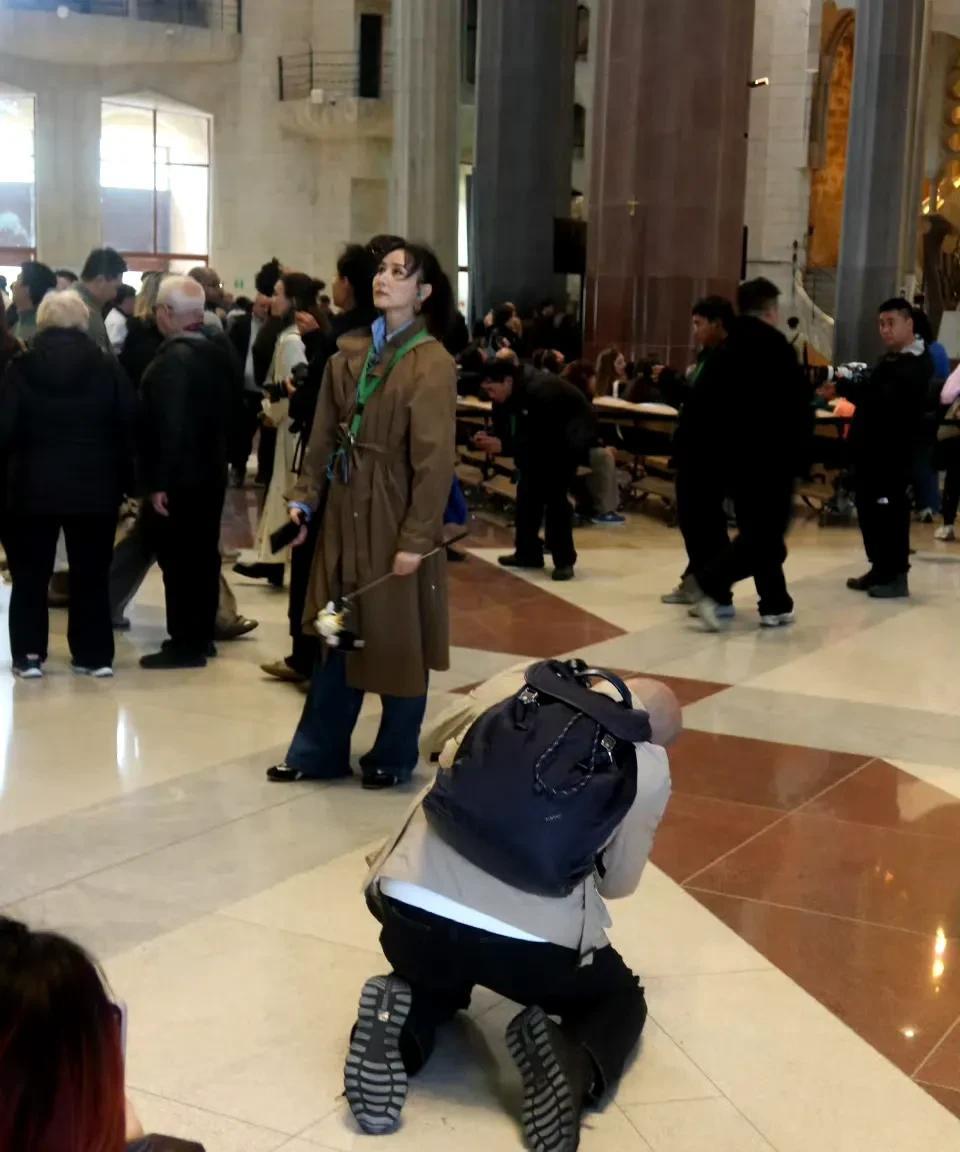 胡静老公真的好拼啊！
为了帮她拍出理想的旅游美照，在大庭广众之下直接跪在地上拍。