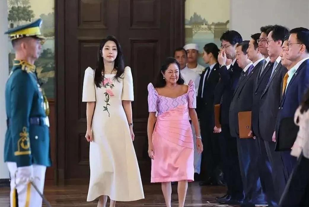 扑朔迷离，菲律宾第一夫人丽莎·马科斯疑似被美国扣押，且事发半年前，起因是涉嫌夹带
