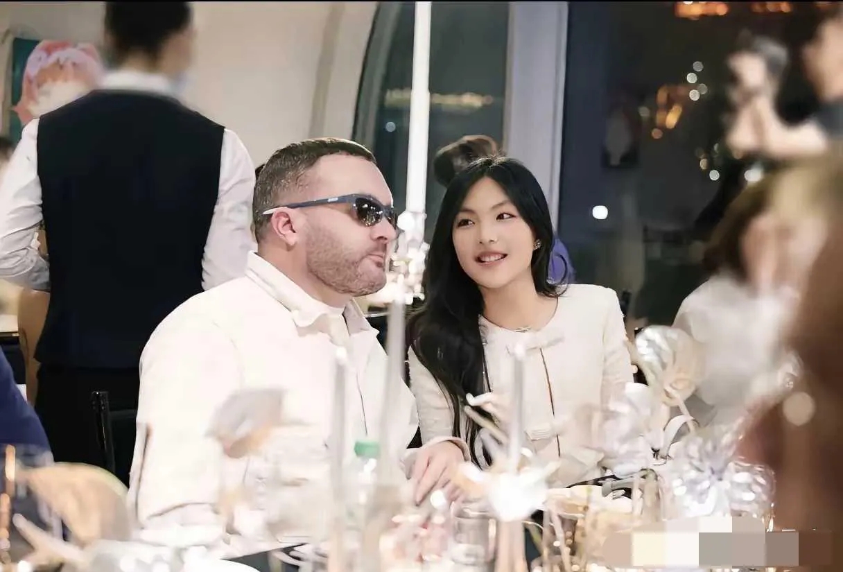 李湘的女儿真是家有小女初长成，留学生活真的没有虚度，如今都能在国外名流圈做翻译，