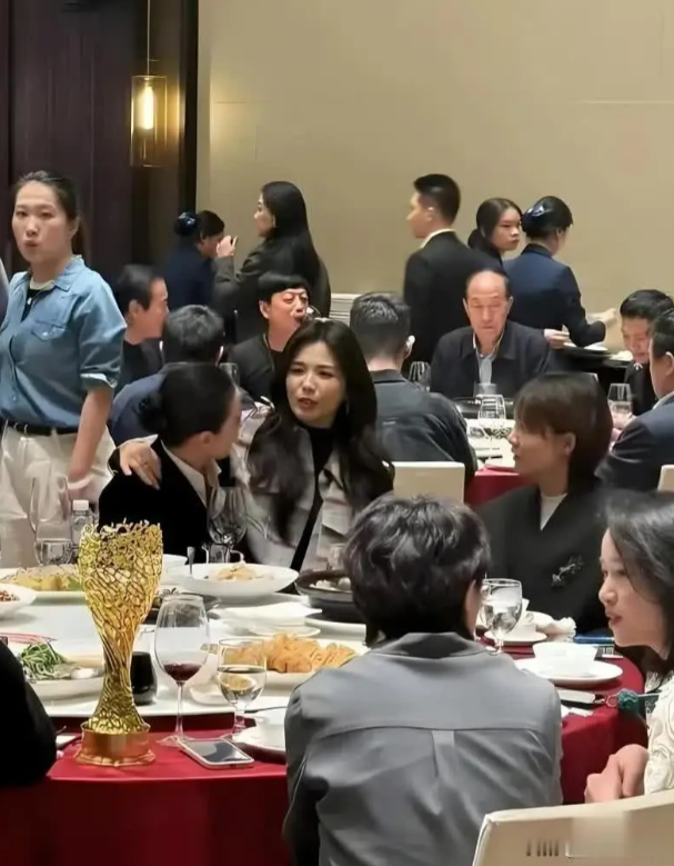 宴会上的刘涛，真是笑不活了
