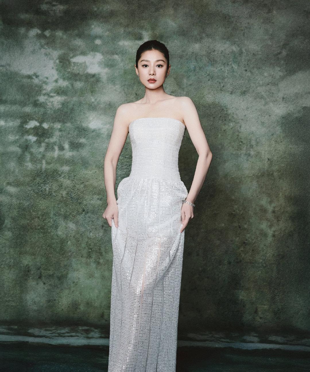 江苏籍演员王真儿的一张写真照，身材高挑，着装时尚，特别鞋子很潮流亮眼，透明、亮晶