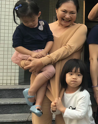 如今再瞧曾经在外婆身边的孩子，
变化着实惊人。
其实许老三只比玥儿大两岁，
曾经