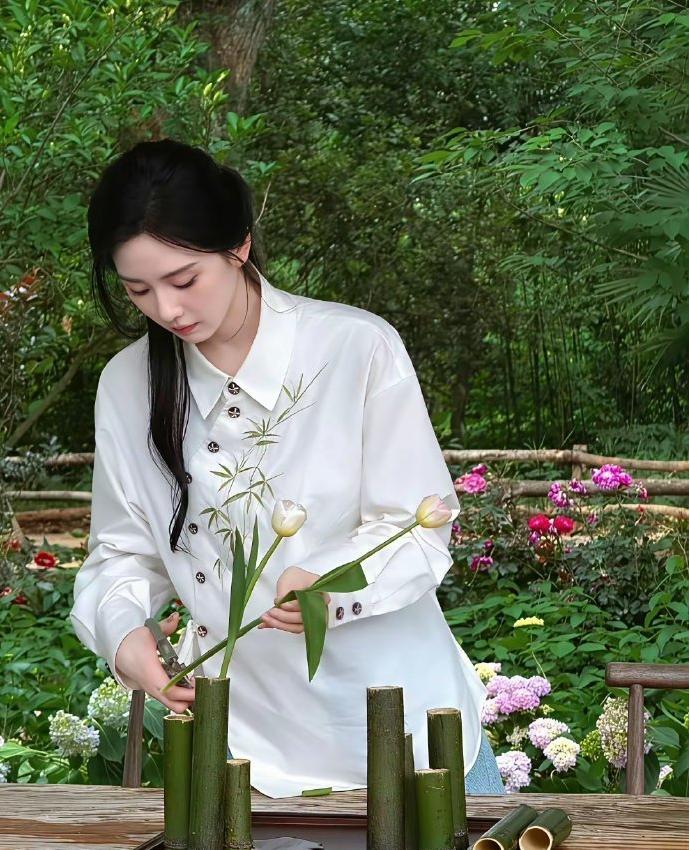 刘诗诗如果不拍戏做主播会不会爆火？看了姐姐的新中式造型直播插花，真的太优雅太美了