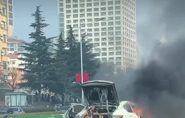 新能源车主须知！！！
我们现在的汽车电池相对来说是比较安全的。
新能源汽车起