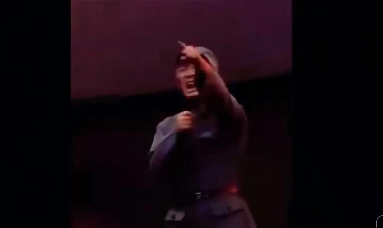 刷到某网友发的视频，内容显示，电影《南京照相馆》放映结束后，两名身着八路军军服的
