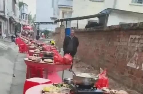 结婚摆酒席，菜上齐了可亲戚朋友没人来；
一女子再婚，婚礼宴席的时间订好了摆了3