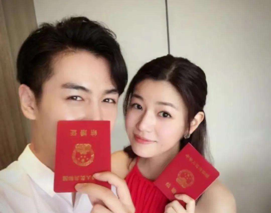 陈晓和陈妍希离婚，其实早有了先兆
过儿和姑姑还是分开了
1.岳父去世，女婿陈晓没