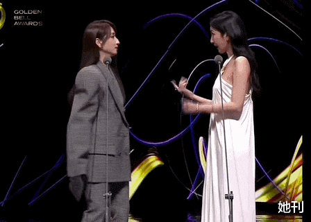 当两个女明星，在颁奖典礼接吻