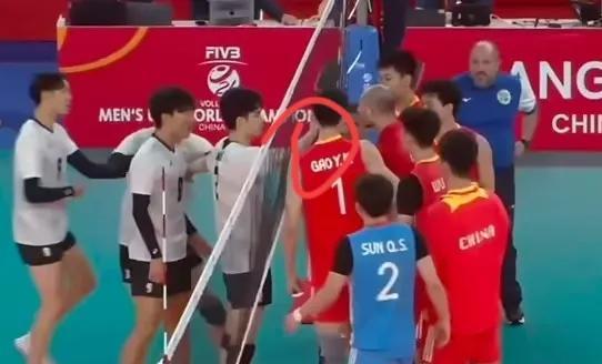 日本球员挑衅中国队险些爆发冲突！
27日，在广东江门举行的国际排联U21男排世锦