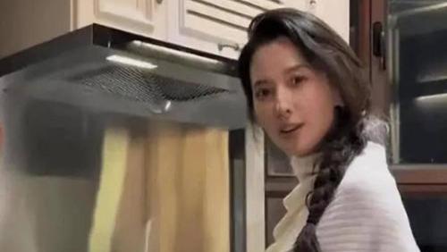 森林北逛街被偶遇，穿黑色紧身衣身姿曼妙撩人，汪峰真有福气
