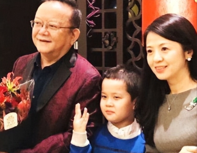 2006年，58岁的王刚三婚娶了小他20岁的郑艳东。新婚当晚王刚对郑艳东说：“我