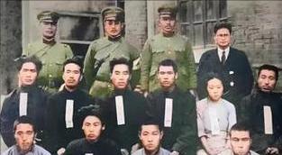 1933年，十位抗日义士在哈尔滨拍下了这张合影后，被拉往刑场集体枪杀，这是英雄留